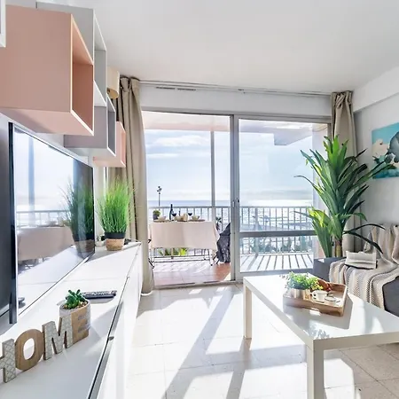Luxury Terrace & Beachfront By Turivida 푸엔히롤라
